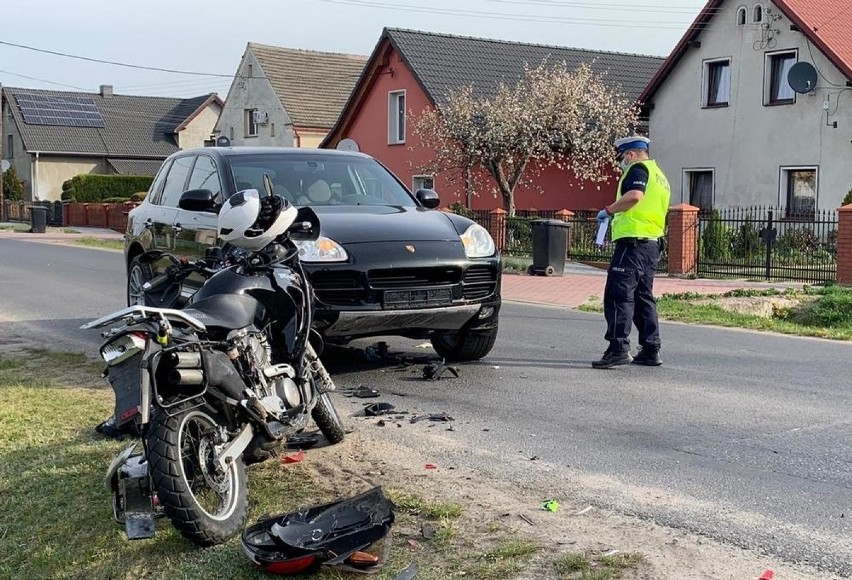 Wypadek w Błotach, motocyklista trafił do szpitala.