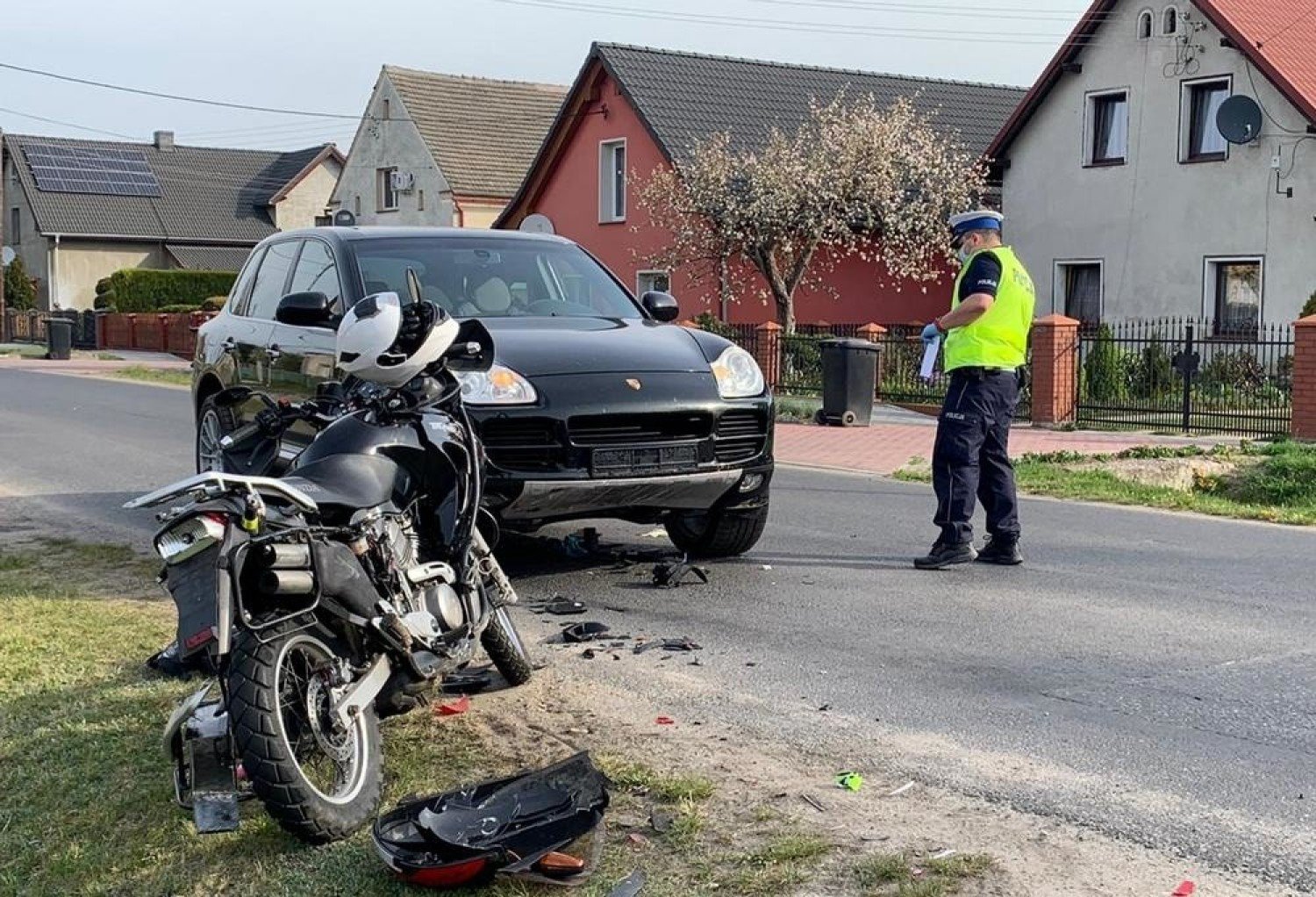 Wypadek motocykla i porsche we wsi Błota w gminie Lubsza