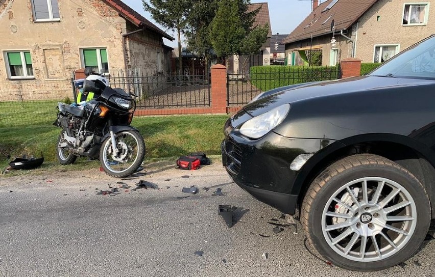 Wypadek w Błotach, motocyklista trafił do szpitala.