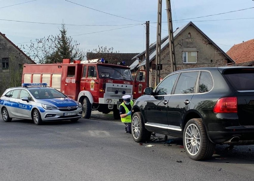 Wypadek w Błotach, motocyklista trafił do szpitala.