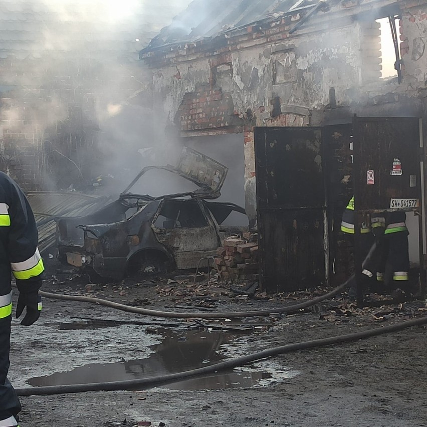 Pożar stodoły w Nowej Kuźni w gminie Radwanice. Ogień zniszczył budynek, samochód i sprzęt, który był w stodole