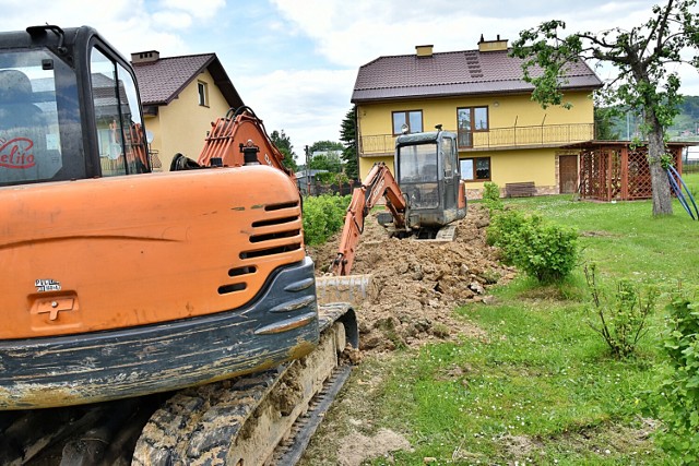 Prace przy budowie kanalizacji w gminie Łużna ruszyły pełną parą