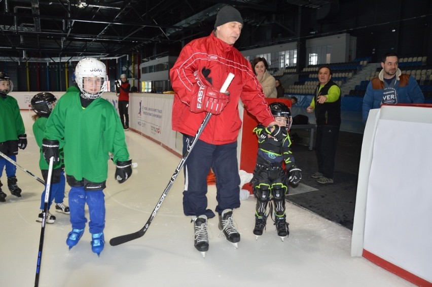 Curling dla najmłodszych. Nowe zajęcia w Arenie Lodowej w Tomaszowie Maz. organizowane przez Klub Sportowy Trener (foto)