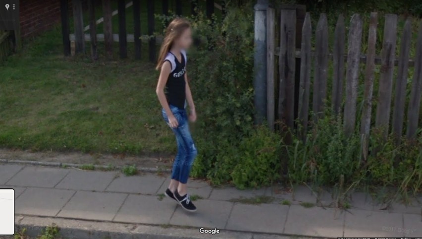 A pan gdzie się chowa?! Auto Google Street View nagrało mieszkańców Lubrzy. Nie było jeszcze nowego urzędu gminy. A pamiętacie stary?