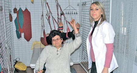 Dorota Bolkowska z Olsztyna jest bardzo zadowolona z jakości zabiegów rehabilitacyjnych w ośrodku stowarzyszenia &amp;#8222;Los&amp;#8221;. Obok rehabilitantka Barbara Piaskowska.