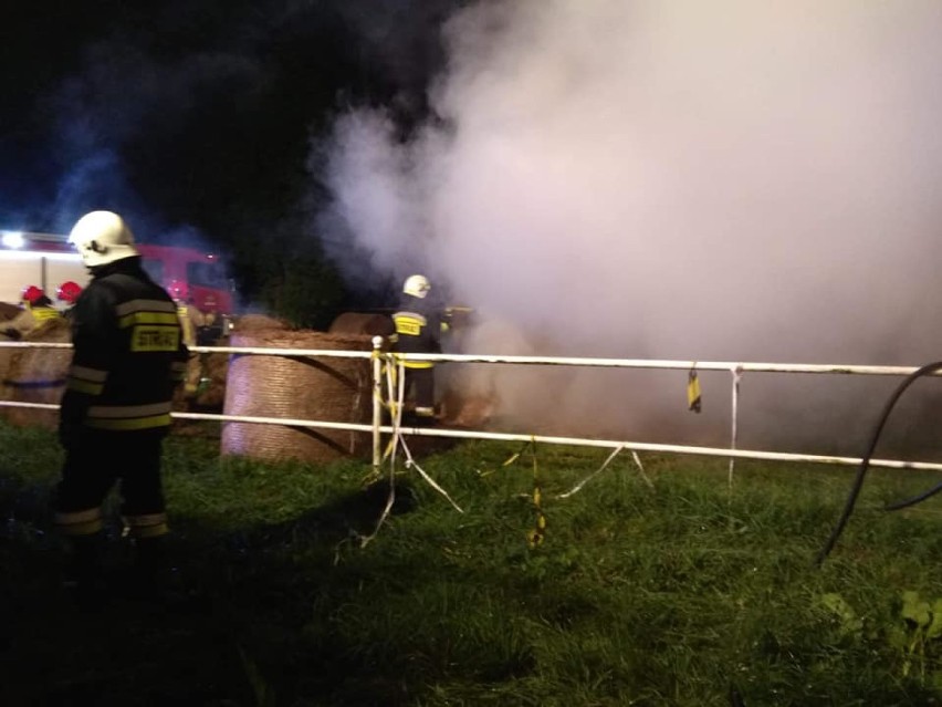 Nocny pożar bali obok stadionu w Kołaczycach. Akcja była utrudniona przez duże zadymienie [ZDJĘCIA]