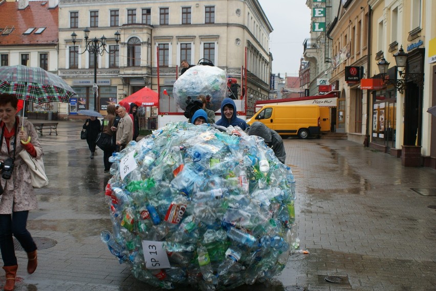 Rybnik: DZieciaki zrobiły gigantyczne kule ze śmieci w ramacj konkursu ekologicznego  ZOBACZ ZDJĘCIA