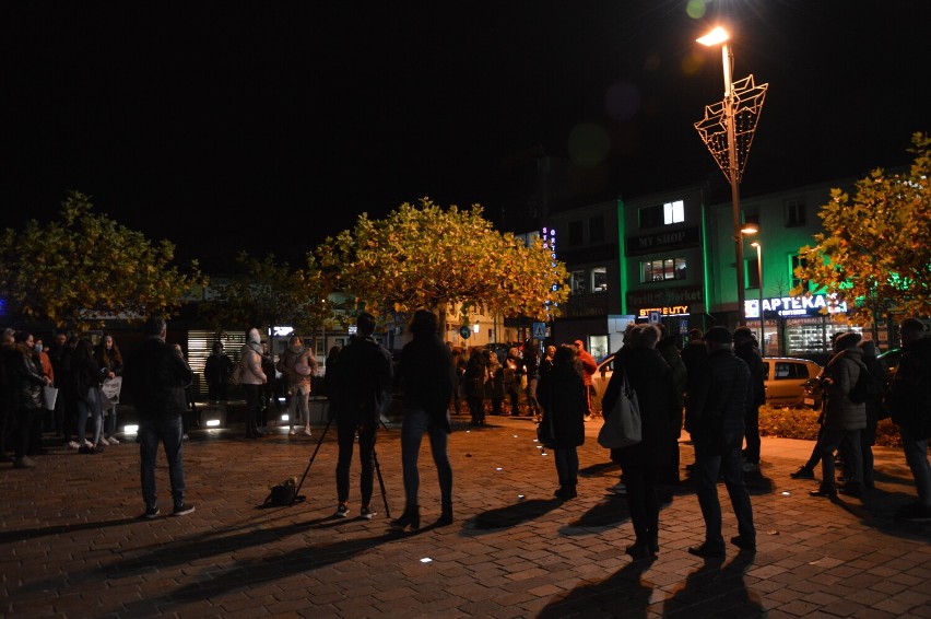 Protest "Ani jednej więcej" odbył się w piątkowy wieczór na pl. Kościuszki w Tomaszowie [ZDJĘCIA]