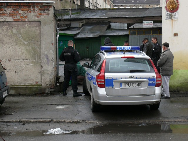 Policjanci zabezpieczają ślady na miejscu zdarzenia.