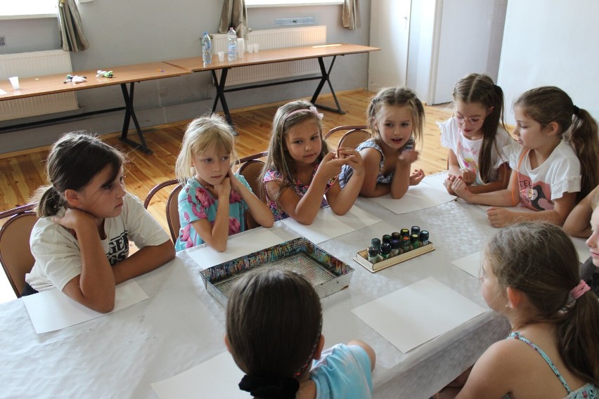 Dzieci tworzyły lalki motanki i uczestniczyły w zajęciach malowania na szkle