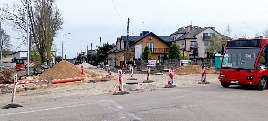 Trwa budowa rond w Jędrzejowie na skrzyżowaniu ulic...