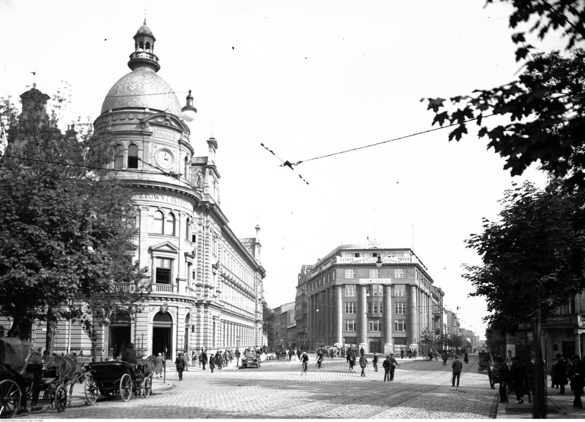 Gmachy Poczty Głównej przy ulicy Wielopole 2 (z lewej) i...