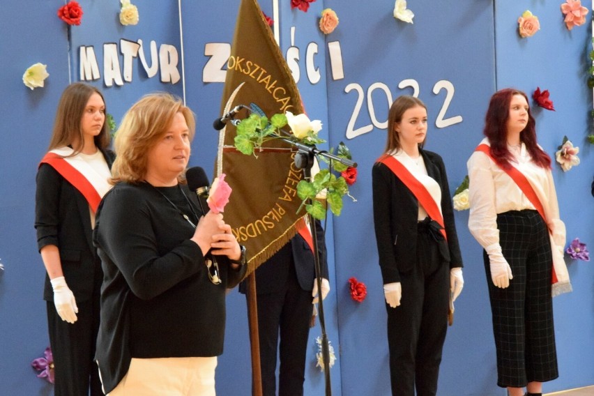 Dyrektor Iwona Kijowska złożyła uczniom piękne życzenia.