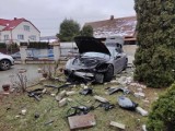 Luszowice. Niebezpieczny wypadek przy drodze powiatowej koło Dąbrowy Tarnowskiej. Samochód osobowy zakończył jazdę na ogrodzeniu kościoła