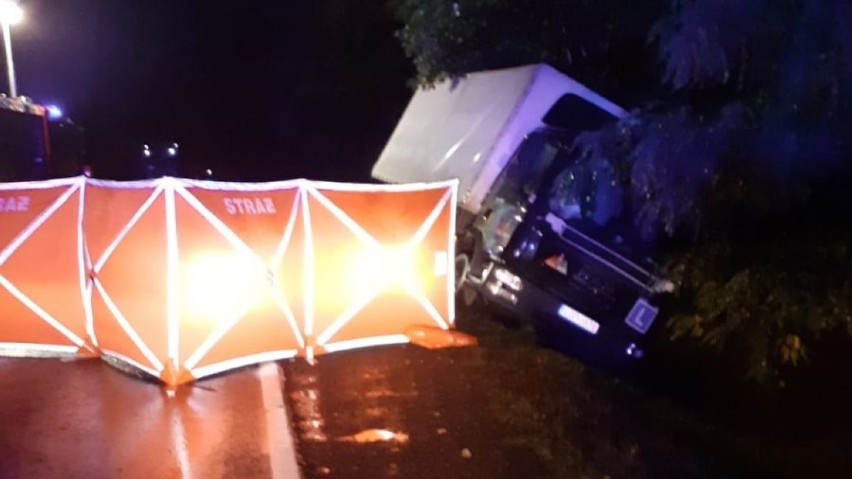Śmiertelny wypadek na DK 12 w Strzelcach w gminie Mniszków. Samochód nauki jazdy potrącił pieszego [FOTO]