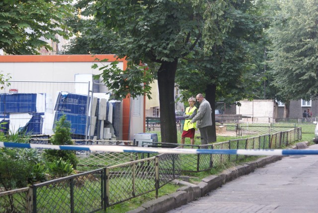 Miejsce tragedii. W głębi, przed kontenerem, ogrodzenie, które było pod napięciem