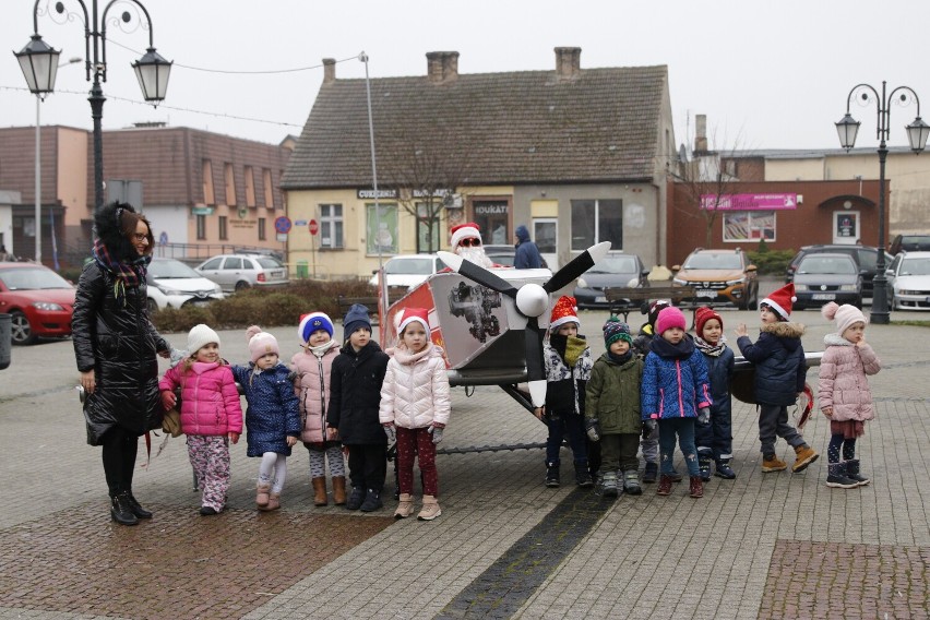  W Krajence dzieci przywitały Świętego Mikołaja, który przyjechał do nich saniami i rozdał cukierki