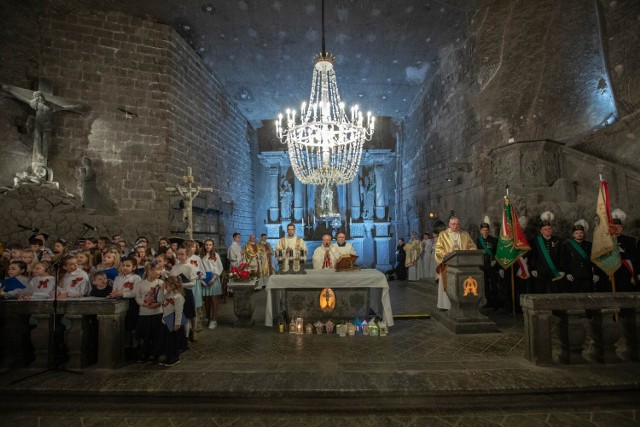 Pierwsza na świecie Pasterka 2022 odbyła się w w sobotni poranek (24 grudnia) w Kopalni Soli w Wieliczce. W nabożeństwie odprawionym tradycyjnie w kaplicy św. Kingi uczestniczyło ponad 500 osób