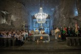 Górnicy z Wieliczki spotkali się na podziemnej Pasterce. Poranna liturgia to unikat w skali świata. Tłumy w kaplicy św. Kingi