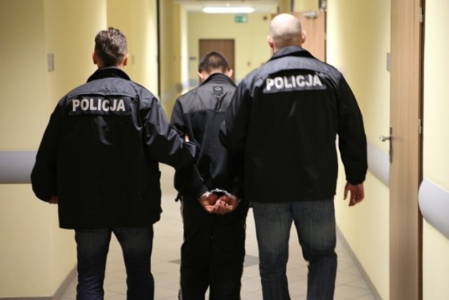 Policjanci zatrzymali dwóch mężczyzn podejrzanych o podpalenie 8 ...