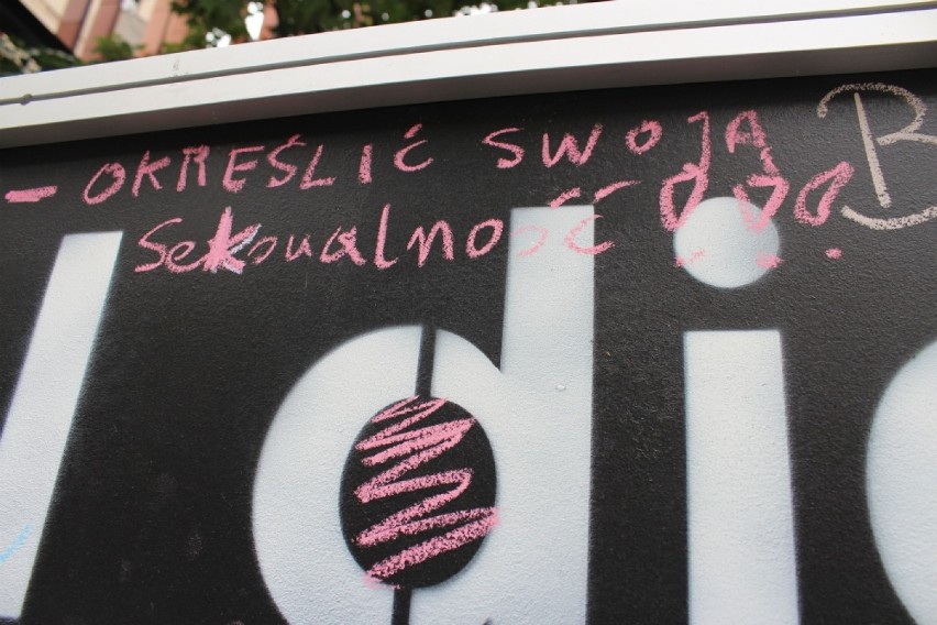 Tablica "Zanim umrę chcę..." w Krakowie