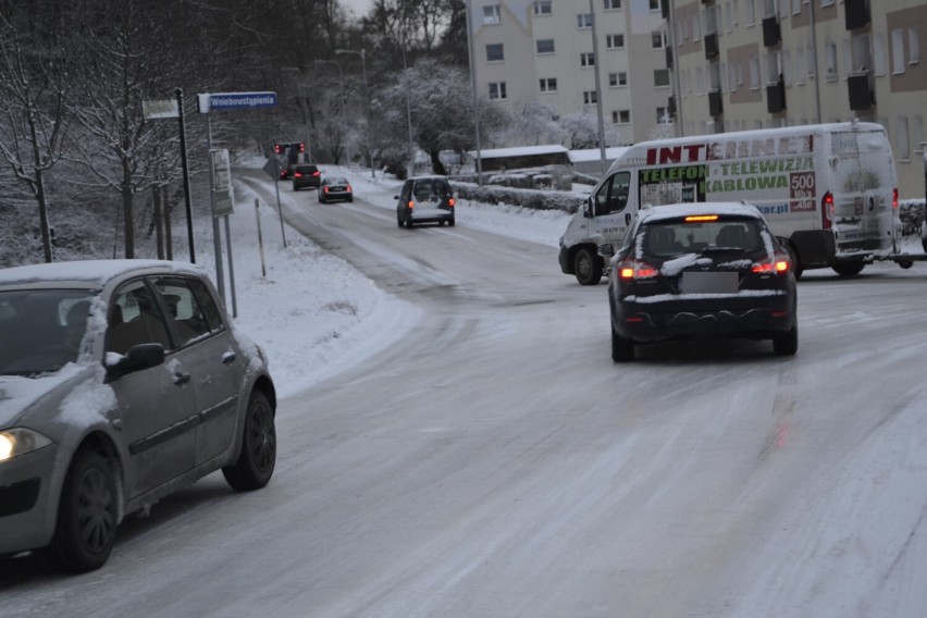 Śnieg powrócił do Wejherowa. Na bocznych drogach jest ślisko. Policja apeluje o ostrożność [WIDEO, ZDJĘCIA]