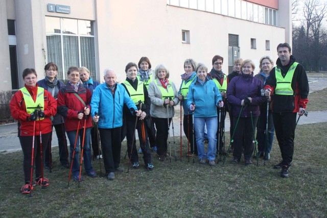 Osoby, które biorą udział w zajęciach Grupy Paleo nordic walking spotykają się przed MOK-iem w Zawierciu.