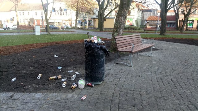 Tzw. planty dopiero co zostały zmodernizowane (ustawiono tu makietę miasta, pomnik Alfa Kowalskiego), a już pijaczkowie urządzają tutaj imprezy. Problemem są też nieposprzątane psie kupy