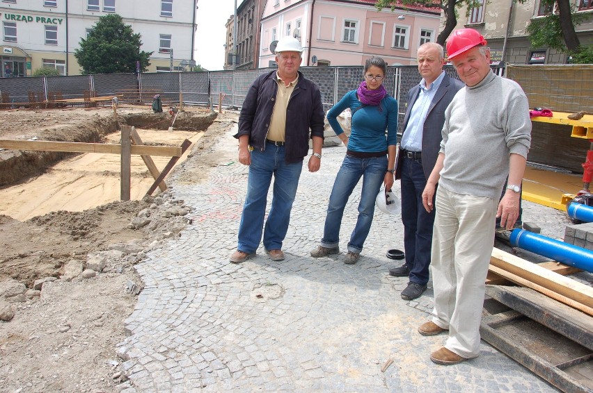 Robotnicy zbierają na razie wszystkie kości do worków. -...