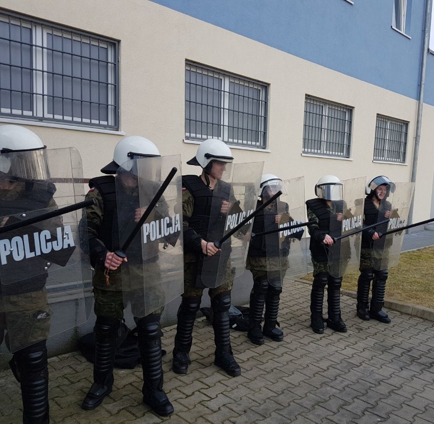 Policjanci z Komendy Powiatowej Policji w Nowej Soli zachęcają do wstąpienia w szeregi policji