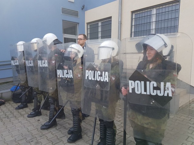 Nowosolscy funkcjonariusze zachęcają młodzież do wstąpienia do Policji. Prowadzą liczne pogadanki w szkołach ponadgimnazjalnych, opowiadając o zawodzie policjanta.