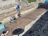 Wyjątkowe odkrycie archeologiczne w Łeknie! Prace remontowe przy drodze przyniosły ciekawe i ważne znalezisko!