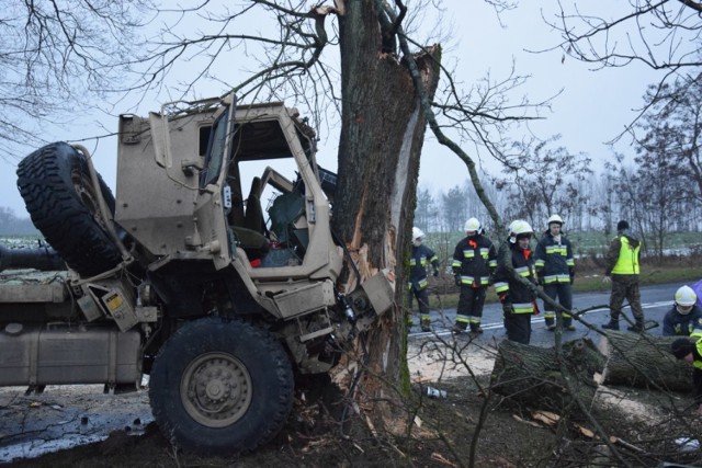 Wypadek wojskowej ciężarówki na drodze Piła - Szydłowo