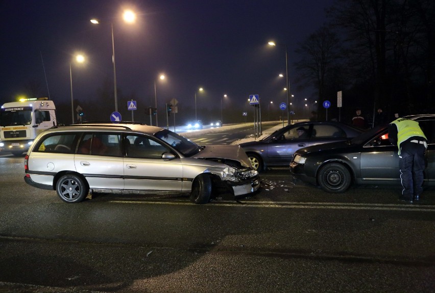 Zderzenie trzech samochodów na skrzyżowaniu Słowackiego i...