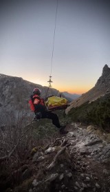 Tatry. 57-latek miał zawał na szlaku. Pomogli mu inni turyści, a następnie policja i TOPR 