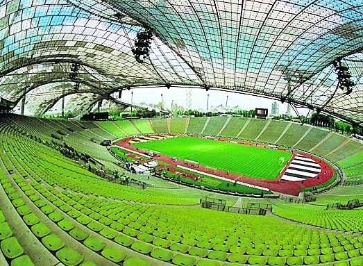 Jednym z pierwszych stadionów, gdzie szwajcarska firma VSL zastosowała nowatorską jak na tamte czasy technologię podnoszenia dachu, jest Stadion Olimpijski w Monachium, gdzie sklepienie zostało w całości wykonane z pleksiglasu