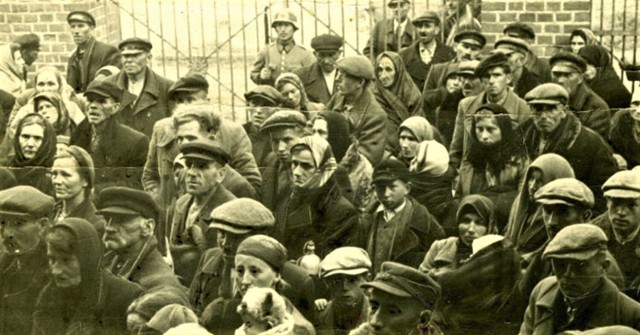 Wysiedleni z powiatu biłgorajskiego. Zdjęcie wykonano w 1943 roku. Fotografię do APZ przekazała Anna Sobczak