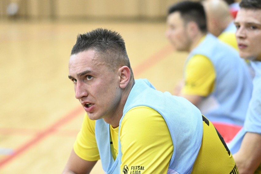 Piłkarze Futsal Świecie (żółte koszulki) przegrali w...