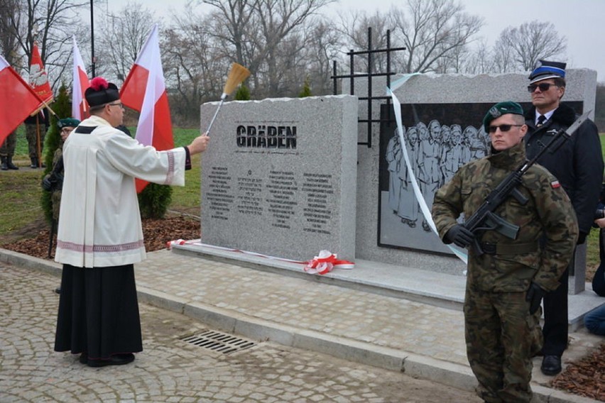 Pomnik Ofiar Niemieckiego Reżimu Nazistowskiego w Grabinie odsłonięty (ZDJĘCIA)