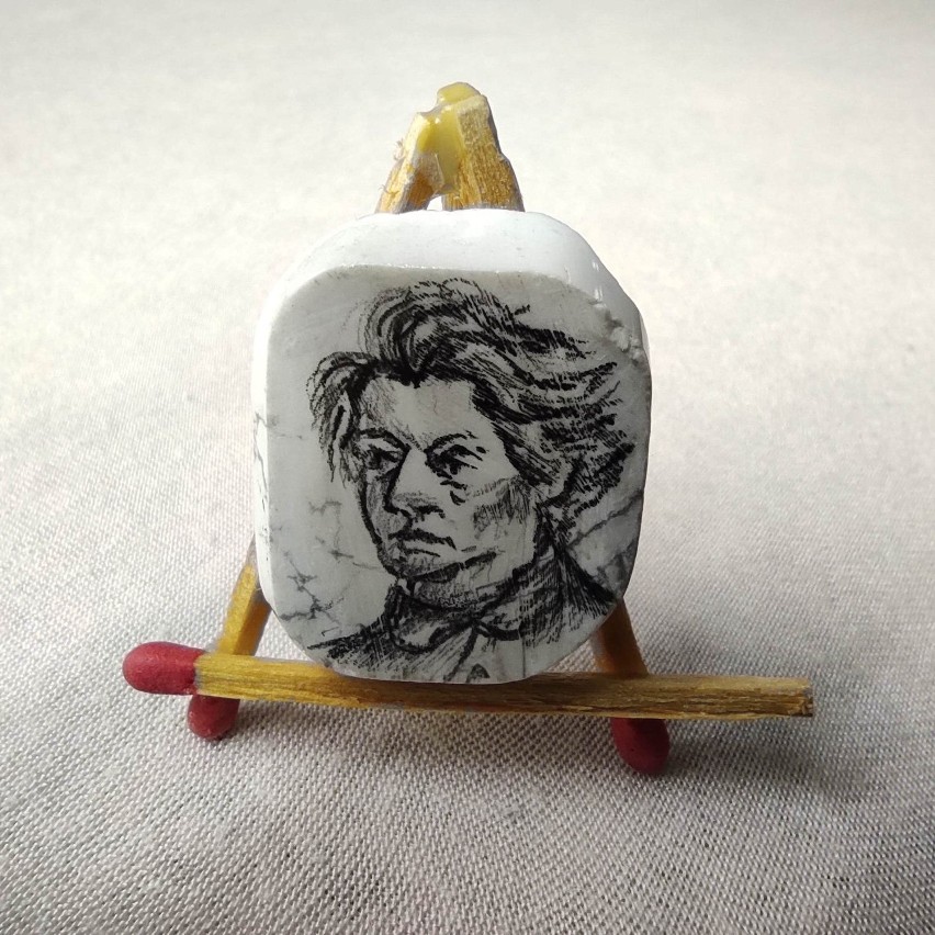 Adam Mickiewicz ołówkiem na howlicie, 22x28 mm