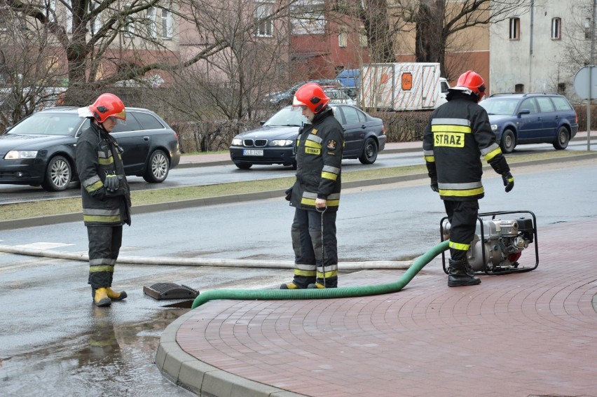 Strażacy udrażniają zalane studzienki na Niepodległości