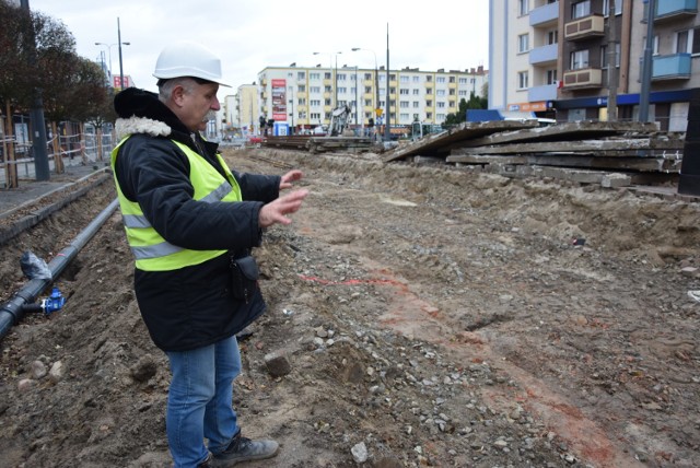 - Na razie są to archeologiczne spekulacje. Ale mamy coś, czego wszyscy oczekują - mówi z uśmiechem Stanisław Sinkowski, kierownik działu archeologii w muzeum. 



Te archeologiczne spekulacje  mogą sprawić, że prace przy Sikorskiego zostaną wstrzymane. Bardzo możliwe, że w tym miejscu odsłonięto fundamenty kościoła św. Jana lub, a być może oraz, szkoły, która była w miejscu obecnego torowiska. To nie wszystko! Odsłonięto też grobowce. 

Co wskazuje na to, że odkryto fundamenty kościoła św. Jana, o którego istnieniu świadczy tylko jeden zachowany dokument? - Z pewnością była tu budowla z okresu średniowiecza, o czym świadczy m.in. odkopana cegła oraz materiał ceramiczny - wyjaśnia Sinkowski. Jeśli przypuszczenia archeologów się potwierdzą, będziemy mówić o wielkim odkryciu w mieście. 

