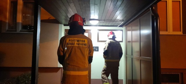 Mieszkaniec bloku przy ulicy Struga w Kielcach zadzwonił z informacją o wyczuwalnym zapachu gazu na klatce schodowej. Strażacy i pogotowie gazowe w akcji >>>