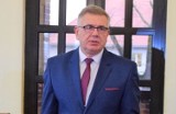 Mieszkaniec Inowrocławia oskarża przewodniczącego rady o uszkodzenie auta i nielegalną propozycję