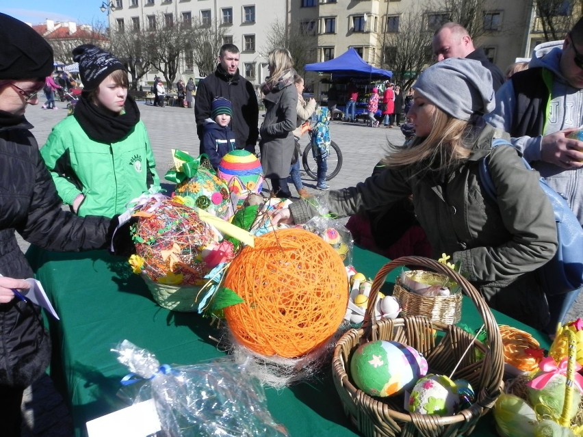 Prace budziły spore zainteresowanie oglądających.