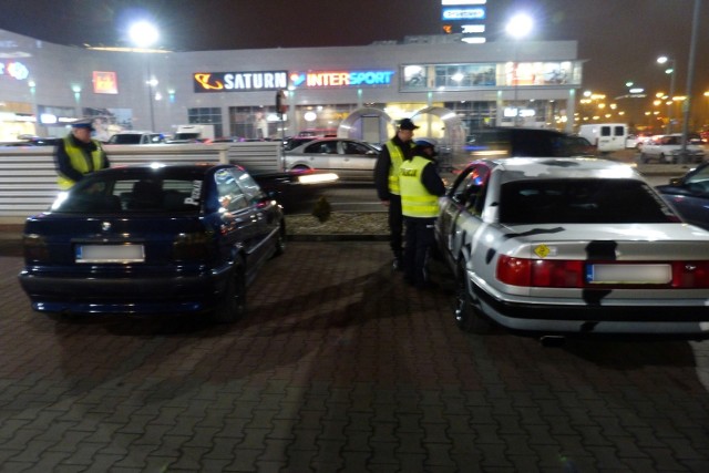 Na parkingu przed Galerią Pestka policjanci mandatami ukarali czterech kierowców, którzy brali udział w wydarzeniu organizowanym przez grupę "Nocna jazda samochodem bez celu - Poznań"