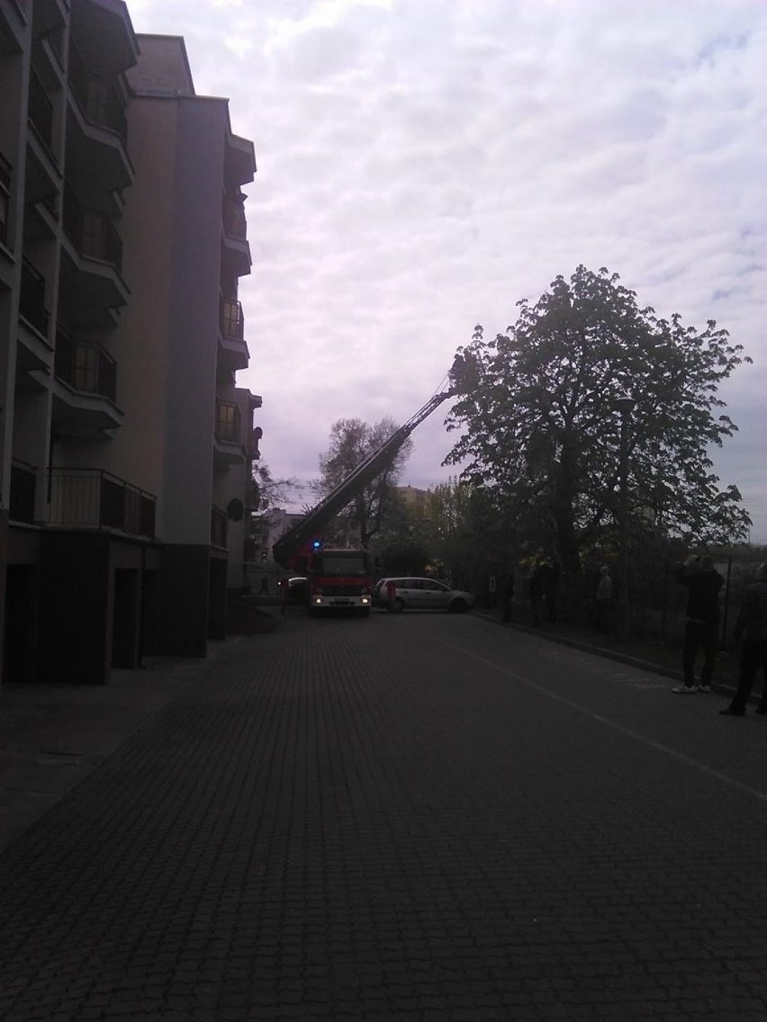 Pożar wybuch w środę przed godz. 11 w jednym z mieszkań w...