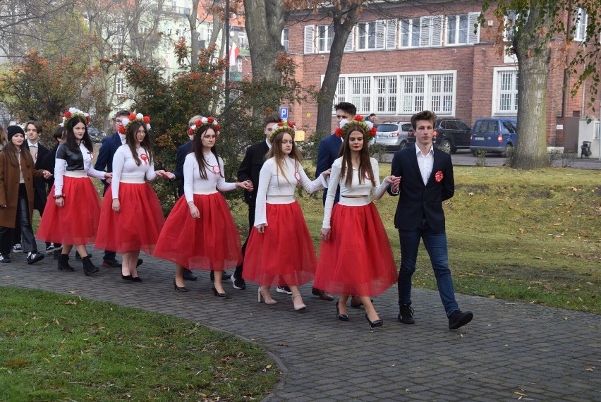 Tak uczniowie LO im. K. K. Baczyńskiego tańczyli poloneza z...