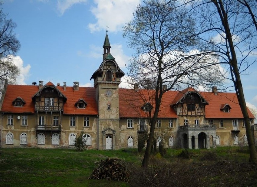 Pałac w Osłej (Schloss Aslau) w gminie Gromadka powstał...