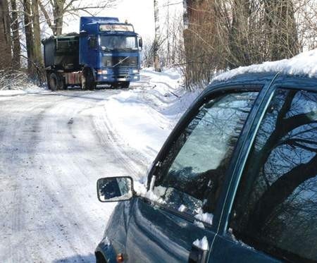 Rano  tir na pół godziny zablokował drogę w Puńcowie. zdjęcia: wojciech trzcionka